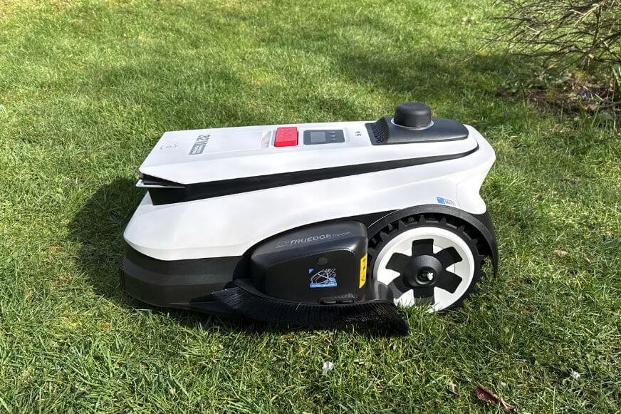 Der Ecovacs GOAT A1600 LiDAR Pro Mähroboter im Smart Home Fox Test 2026. Kabellose Navigation mit Dual-LiDAR und integriertem Kantentrimmer.